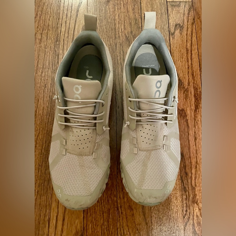 On Cloud Women’s size 9.5. Used good condition.